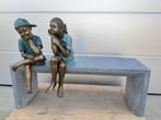 Meisje en jongen in brons op arduinen zitbank, ruime keuze!, Tuin en Terras, Tuinbeelden, Nieuw, Overige materialen, Ophalen of Verzenden