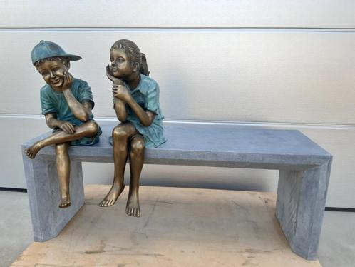 Meisje en jongen in brons op arduinen zitbank, ruime keuze!, Tuin en Terras, Tuinbeelden, Nieuw, Mensenbeeld, Overige materialen