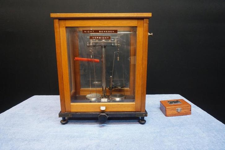 Antieke apothekersweegschaal in houten behuizing, Antiek en Kunst, Antiek | Gereedschap en Instrumenten, Ophalen