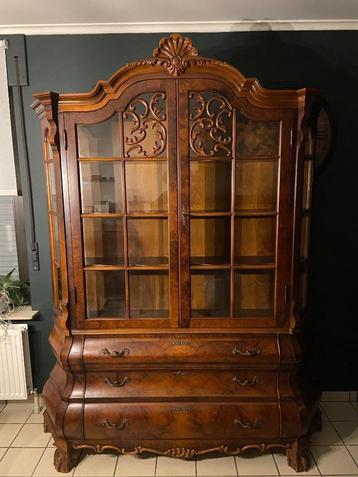 Antieke barok vitrinekast beschikbaar voor biedingen