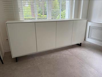 Grote moderne witte kast met druksluiting beschikbaar voor biedingen