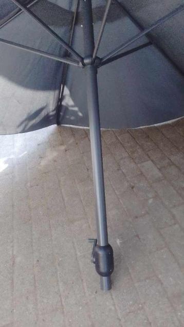 Parasol met betonvoet  beschikbaar voor biedingen