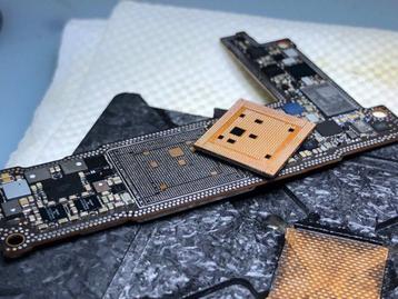 Moederbord reparatie iPhone, MacBook en laptops beschikbaar voor biedingen