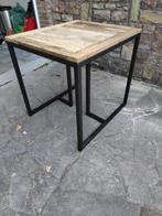 2 identieke houten tafels met stalen onderstel, Huis en Inrichting, Tafels | Eettafels, Ophalen, 50 tot 100 cm, Vierkant, 50 tot 100 cm