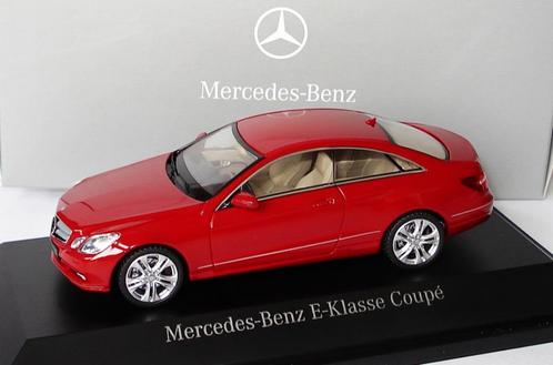 1:43 Schuco Mercedes Benz E-Klasse Coupé C207 feueropal-met., Hobby en Vrije tijd, Modelauto's | 1:43, Zo goed als nieuw, Auto