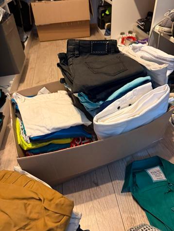 Een doosje vol kledij beschikbaar voor biedingen