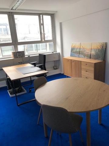 2 tafels + dressoir + 2 stoelen beschikbaar voor biedingen