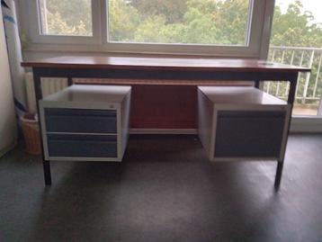 Vintage bureau beschikbaar voor biedingen