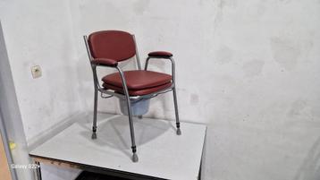 chaise percée reglable en hauteur couleur rouge rès pratique