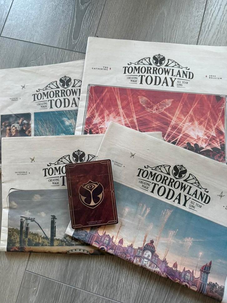 Volledige set Tomorrowland 2025 kranten + plattegrond, Boeken, Tijdschriften en Kranten, Zo goed als nieuw, Krant, Verzenden