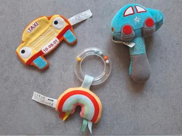 Set babyspeelgoed - 2 rammelaars en 1 knisperdoek beschikbaar voor biedingen