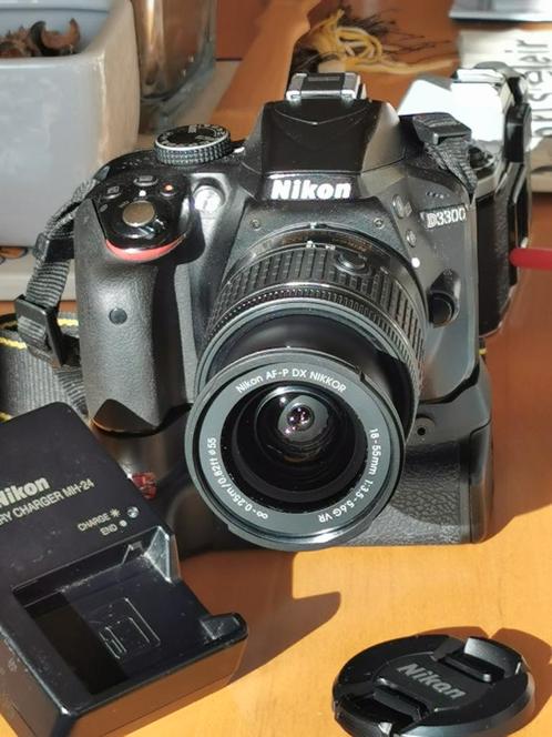 Nikon D3300 grip et zoom AFP 18-55mm VR, chargeur, 25k click, TV, Hi-fi & Vidéo, Photo | Appareils professionnels, Comme neuf