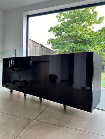 Design hangkast van Natuzzi beschikbaar voor biedingen