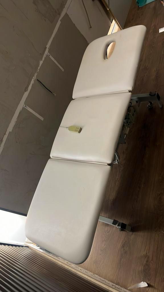 Table de massage et de soins électrique, Sports & Fitness, Produits de massage, Comme neuf, Enlèvement