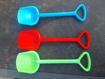 3 plastic schoppen 55cm - strandspeelgoed beschikbaar voor biedingen