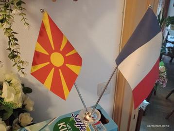 Drapeaux Français et Macedoine + support bureau, Enlèvement ou Envoi, Utilisé
