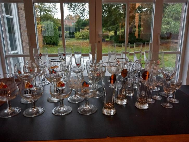 33 bier- en wijn glazen, Verzamelen, Glas en Drinkglazen, Ophalen