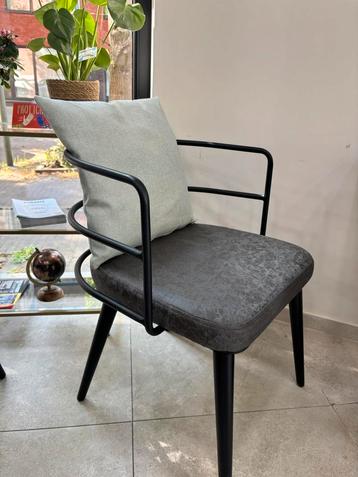4 stoelen met nieuwe stof  beschikbaar voor biedingen