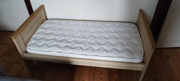 'Meegroei-bed' en matras in goede staat, Kinderen en Baby's, Kinderkamer | Bedden, Ophalen, Zo goed als nieuw, Matras