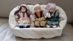 3 mooie kleine stenen popjes op sofa, Verzamelen, Ophalen of Verzenden, Pop