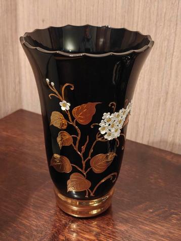 Prachtig gedecoreerde Boheemse kristallen vaas beschikbaar voor biedingen