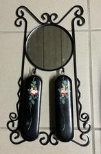 Miroir vintage avec brosses dans un cadre en fonte, Antiquités & Art, Enlèvement ou Envoi, Rond, Moins de 50 cm, Moins de 100 cm