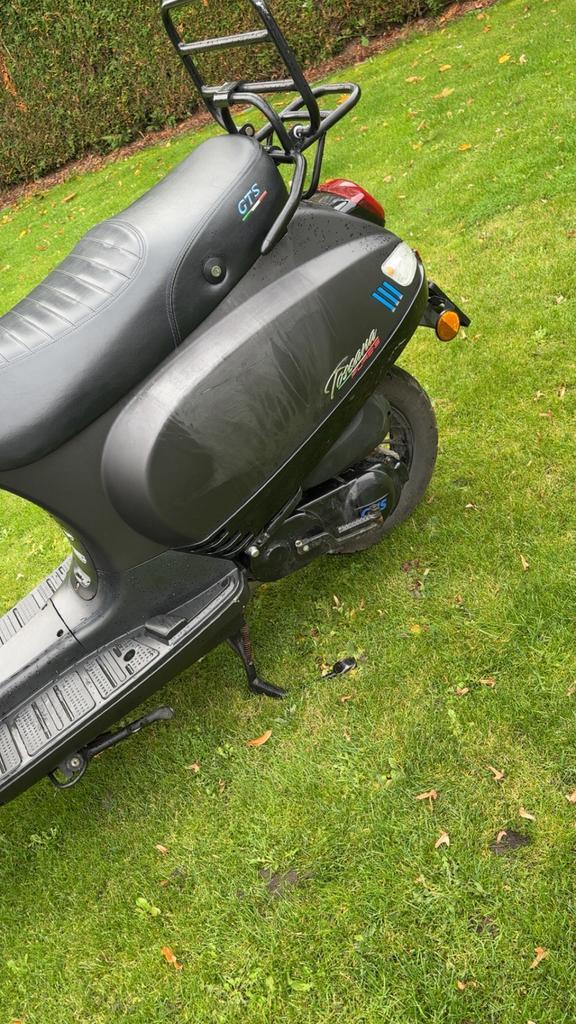 Gts toscana pure.S, Fietsen en Brommers, Snorfietsen en Snorscooters, Zo goed als nieuw, Vespa, Ophalen