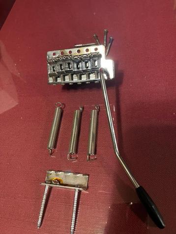 Fender origineel tremolo met toebehoren beschikbaar voor biedingen