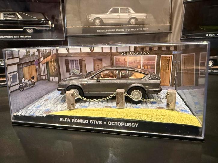 Alfa Romeo GTV 6 - James Bond, Hobby en Vrije tijd, Modelauto's | 1:43, Gebruikt, Auto, Universal Hobbies, Ophalen of Verzenden