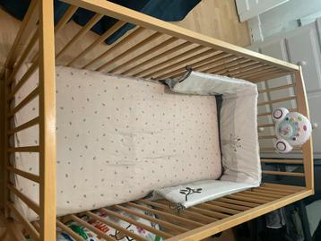 Kinderbedje met matras en hoofd overtrek - Kleur licht bruin beschikbaar voor biedingen