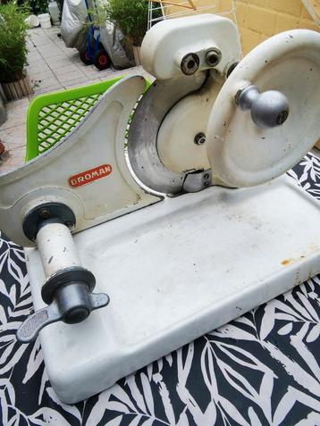 Antieke snijmachine Droman beschikbaar voor biedingen