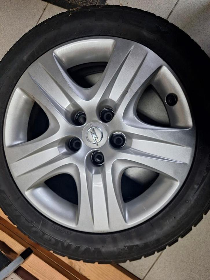 Set winterbanden inclusief stalen velgen en wielschijven., Auto-onderdelen, Banden en Velgen, Banden en Velgen, Winterbanden, 17 inch