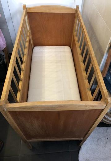 Mooi houten kinderbedje met matrasje beschikbaar voor biedingen