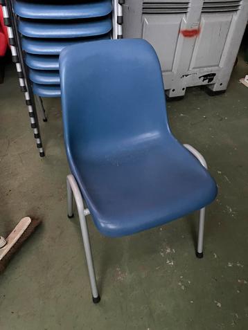 Stapel stoelen beschikbaar voor biedingen