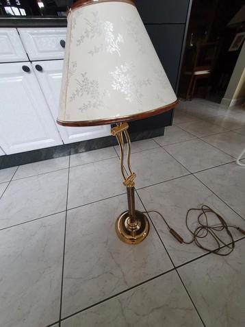 ZEER MOOIE GROTE LAMPEDAIR MET KOPEREN  VOET /DIV. STA. 25 E beschikbaar voor biedingen