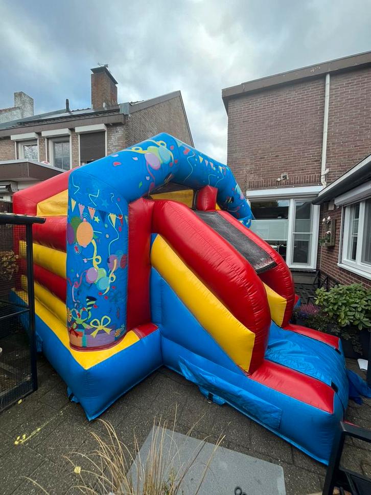 Springkasteel 4x5 met glijbaan te koop, Hobby en Vrije tijd, Feestartikelen | Verhuur, Zo goed als nieuw, Ophalen