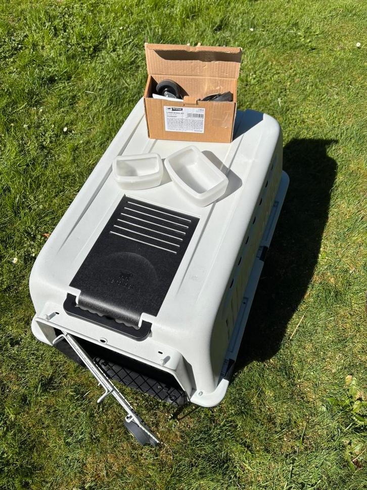 Caisse de transport chien + 4 roues Excellent état, Animaux & Accessoires, Caisses pour chiens, Comme neuf, Enlèvement