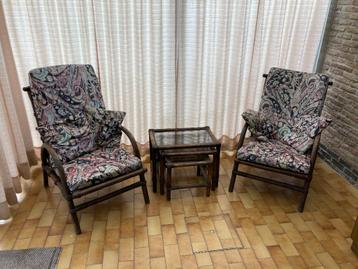 rotan zetelset (2 zetels + 3 bijzettafeltjes + rek) beschikbaar voor biedingen