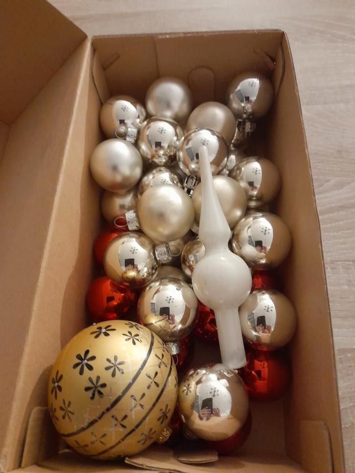 Kerstballen zilver blinkend en mat en rode 1 grote, Diversen, Kerst, Gebruikt, Ophalen of Verzenden