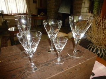 Service de  60 verres de table beschikbaar voor biedingen