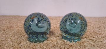 2 glazen presse papiers beschikbaar voor biedingen