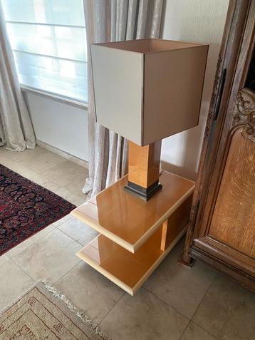 Houten salon tafel en twee bijtafels met lampen beschikbaar voor biedingen