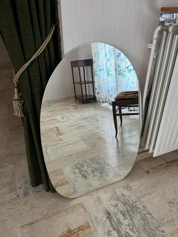 Miroir ovale vintage posé au sol — minimaliste et subtil beschikbaar voor biedingen
