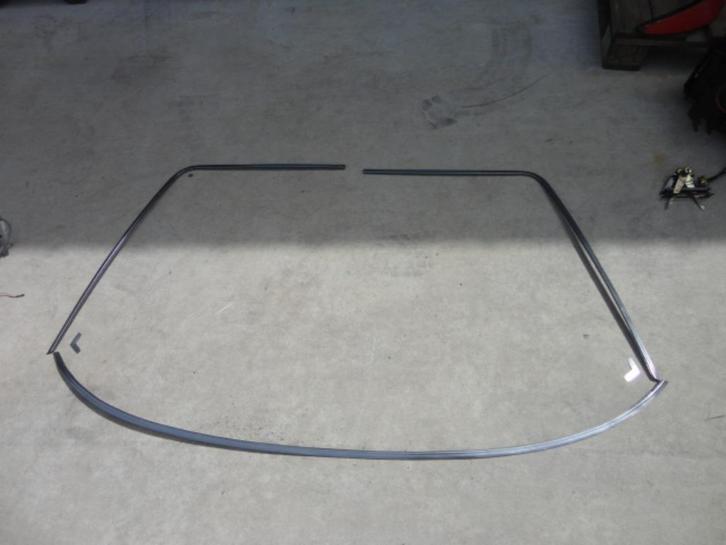 Alfa Romeo Montreal Voorruit Chroom Trim, Auto-onderdelen, Carrosserie, Alfa Romeo, Gebruikt, Ophalen of Verzenden