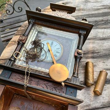 Antieke wandklok , gewichten en slinger 1900 – gesigneerd beschikbaar voor biedingen