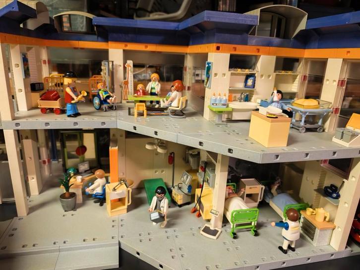 Groot ziekenhuis met kinderafdeling, Enfants & Bébés, Jouets | Maisons de poupées, Enlèvement