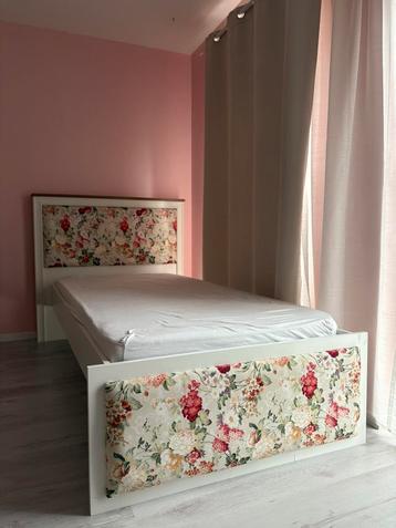 1-persoons bed met bloemenprint🌸 + inclusief matras! beschikbaar voor biedingen