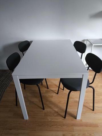 Table with 4 chairs good as new beschikbaar voor biedingen