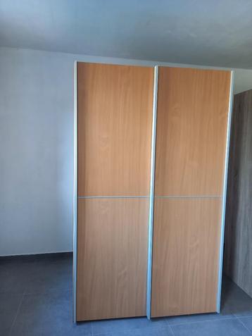 kleerkast met 2 schuifdeuren met houten look beschikbaar voor biedingen