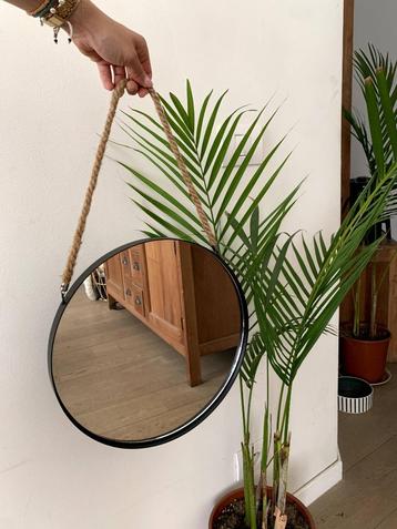 Kleine ronde spiegel om op te hangen beschikbaar voor biedingen